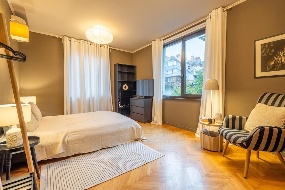 Stylish 2 Bdrm At Ndk Apartment *