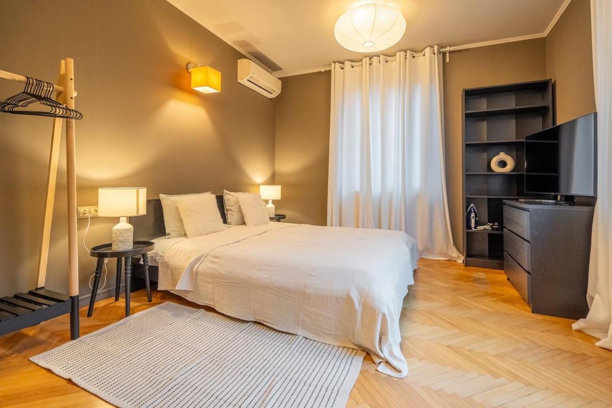 Stylish 2 Bdrm At Ndk Apartment *